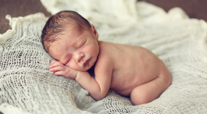 newborn-sleeping-brown-white