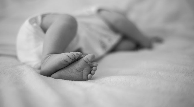 baby-feet-bw-sleeping